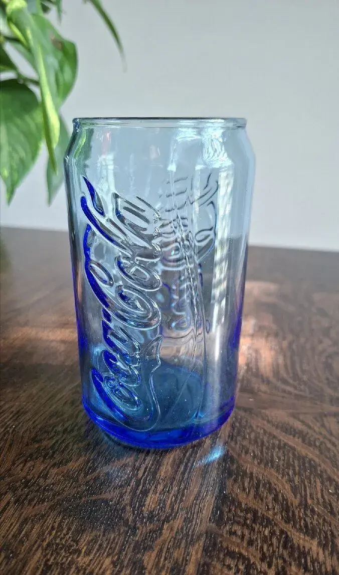 Modrý sklenený pohár Coca-Cola v tvare plechovky