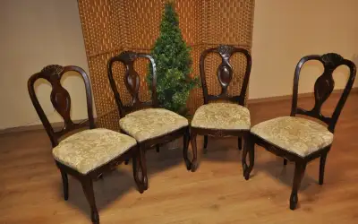 Stoličky drevené v stave