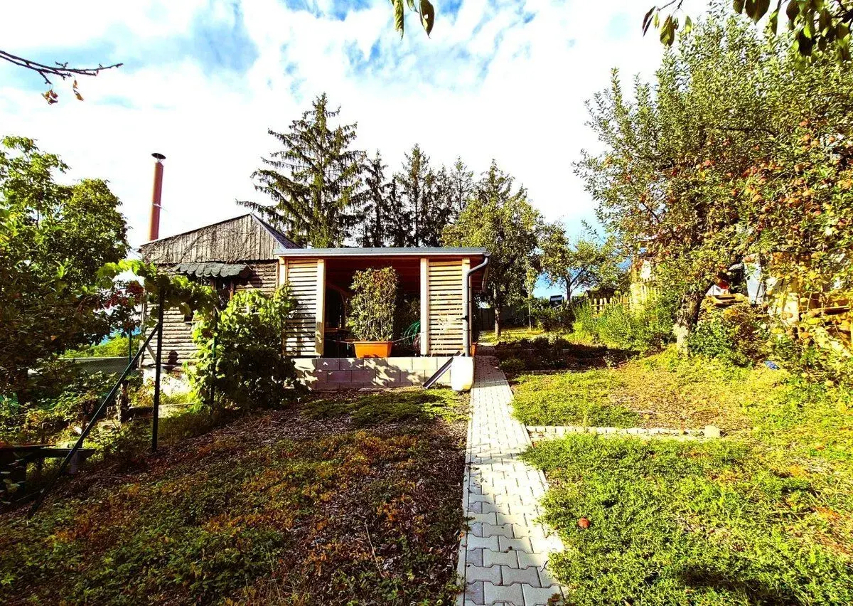 predaj/ záhrada s chatkou a terasou sad Hrbačky-Prievidza