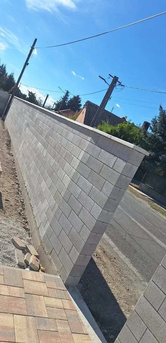 Pokládka zamkovej dlažby a oplotenia