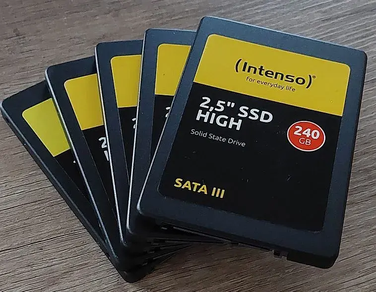 240GB SSD Intenso, SATA III (Novy, nepouživany) 5ks k disp.