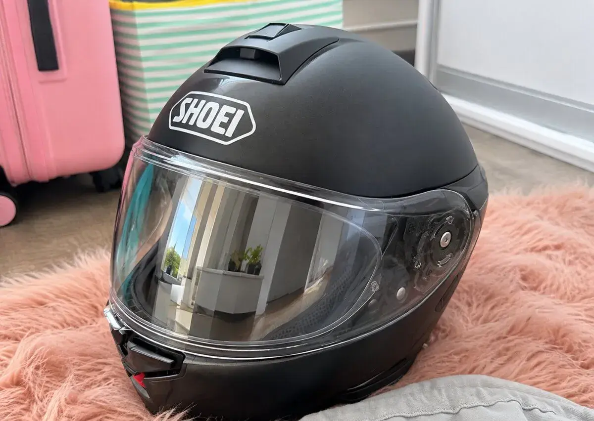 Prémiová výklopná prilba Shoei Neotec 3 + interkom Sena (Kom