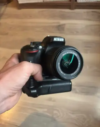 Nikon D5200 + Objektív + BatteryGrip + 3xBatéria