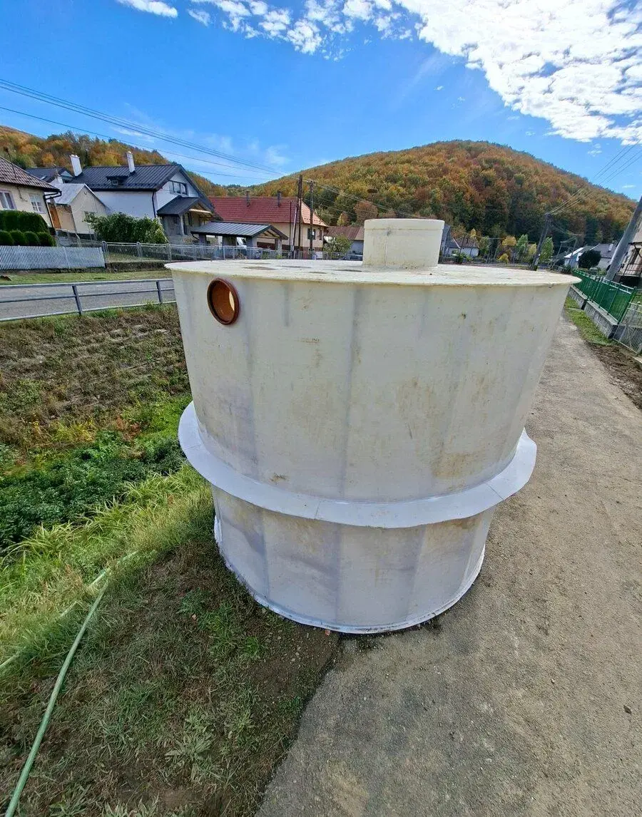 Plastovú nádrž – 9 500 litrov