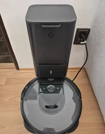 Robotický vysávač i Robot Roomba i7+ clean base