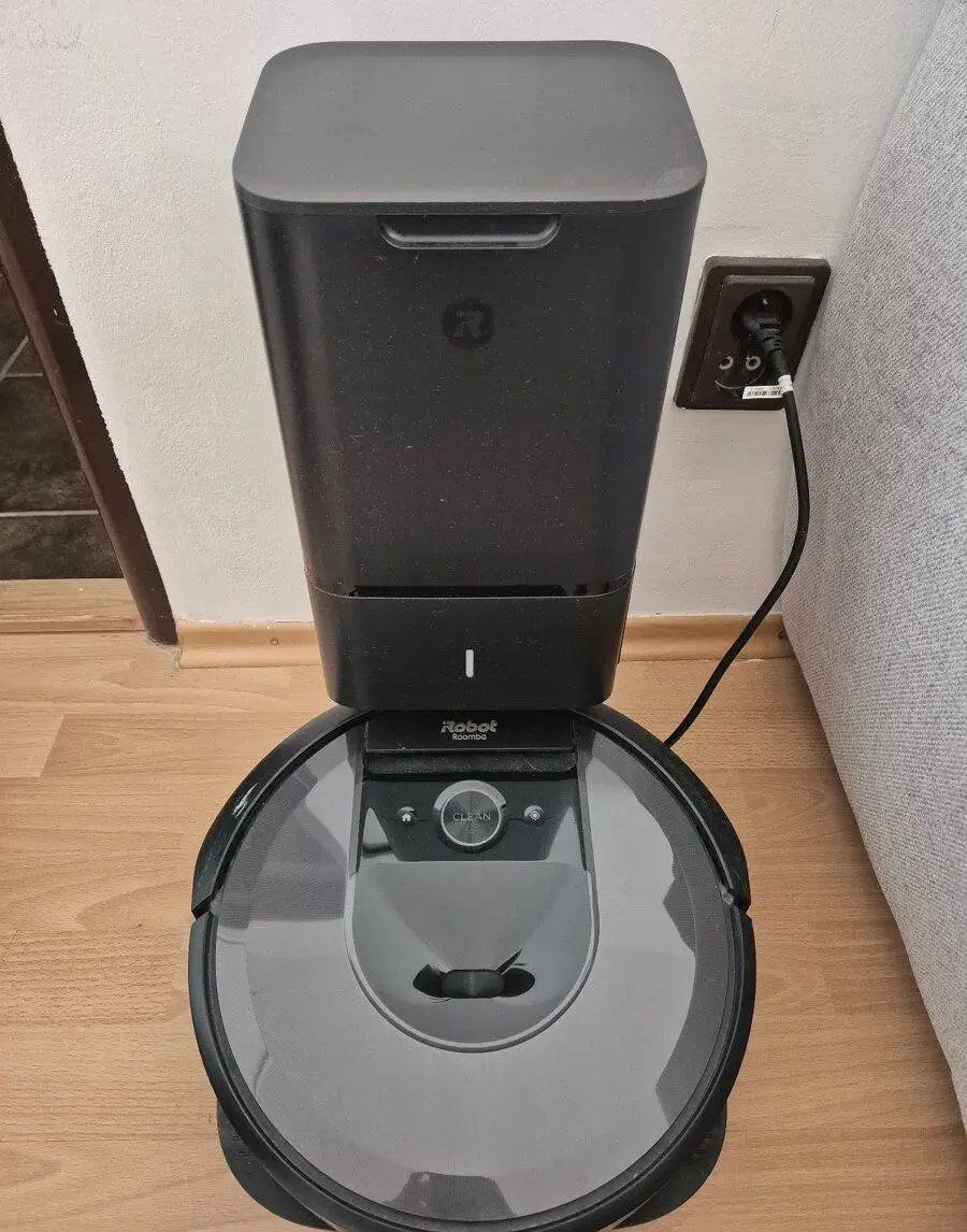 Robotický vysávač i Robot Roomba i7+ clean base