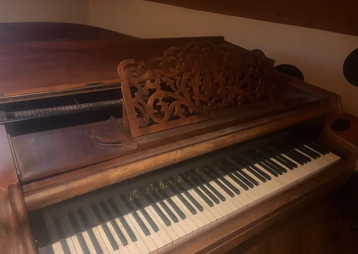 starožitné piano