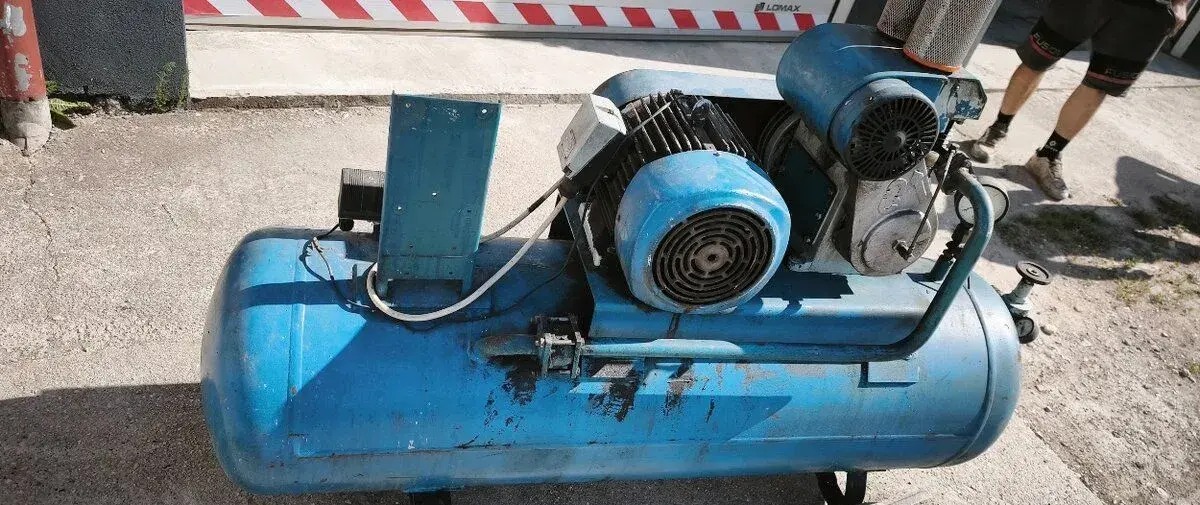 Výkonný kompresor 300L (7.5kW, 12.5 bar) – plne funkčný