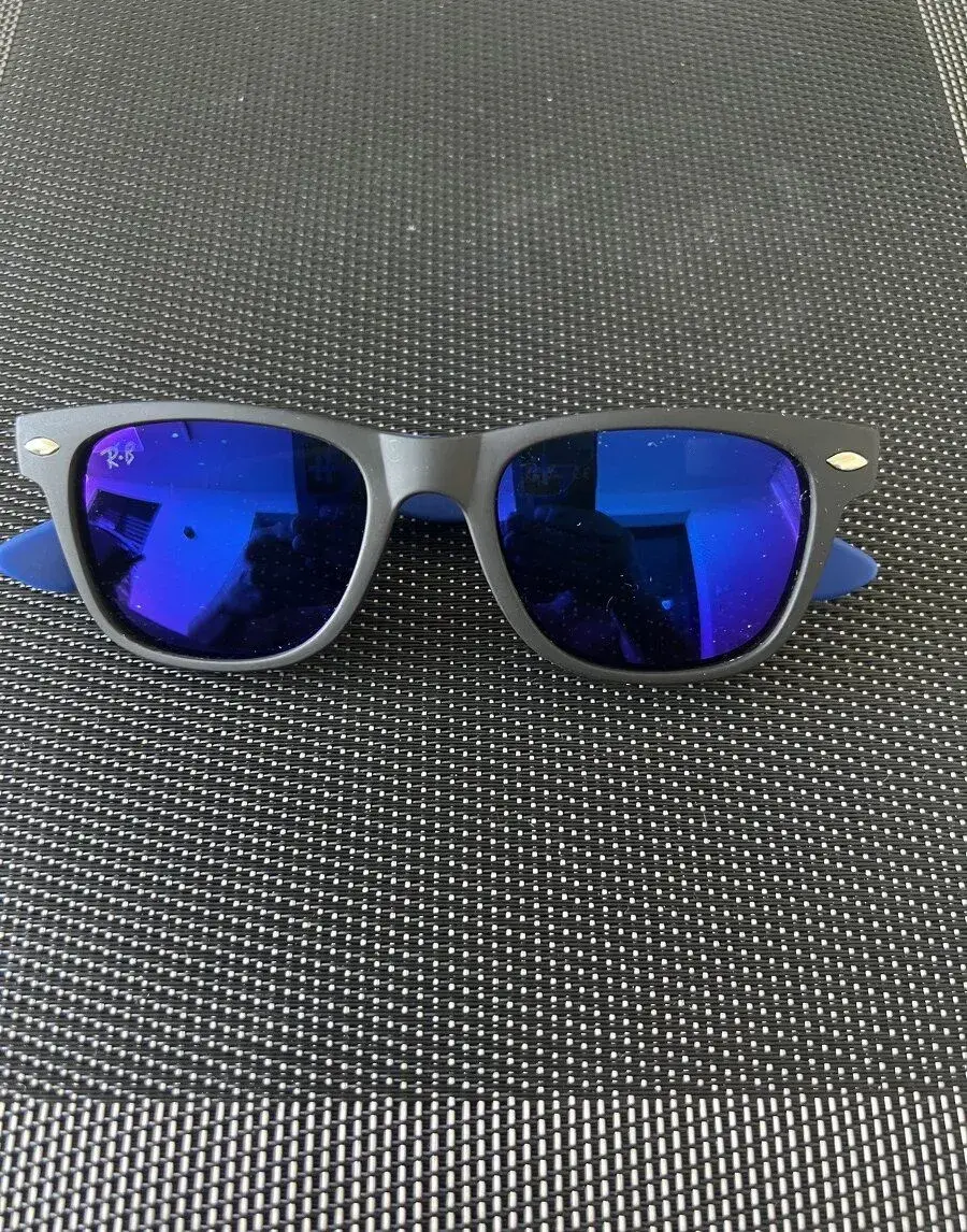 Okuliare Ray Ban.