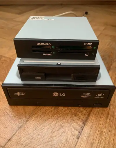 Disketovú mechaniku, DVD napaľovačku, čítačku kariet