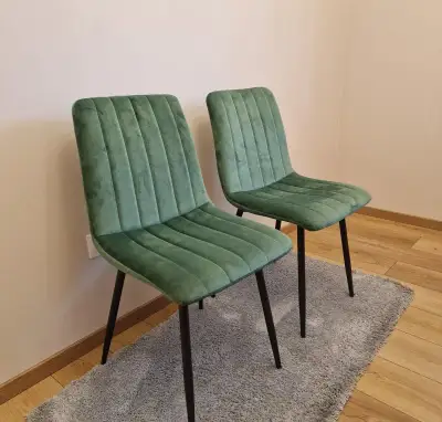 Nepouživané zamatové stoličky