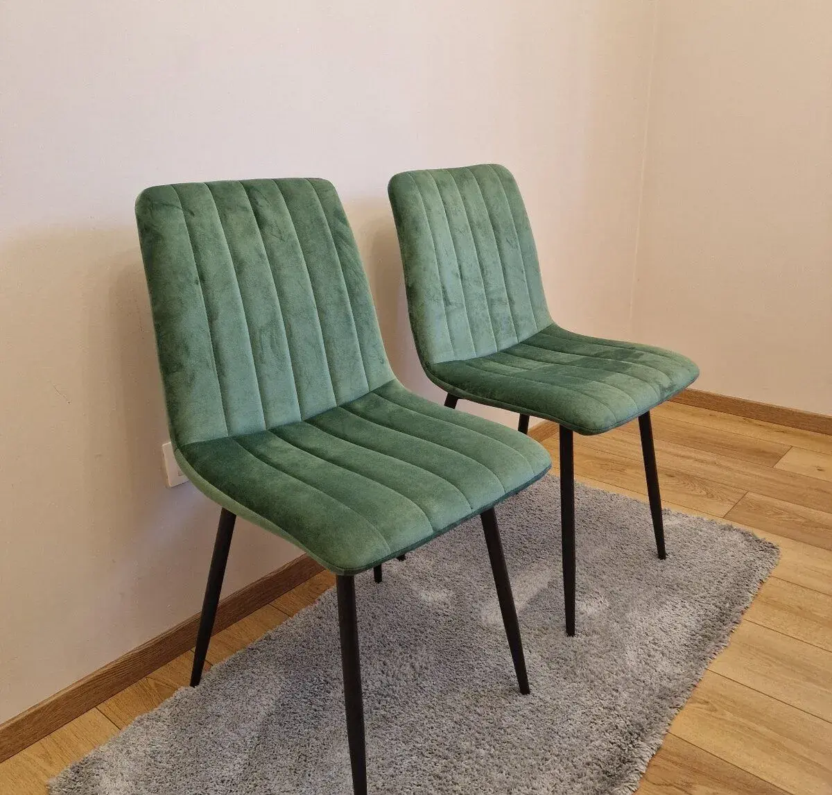 Nepouživané zamatové stoličky