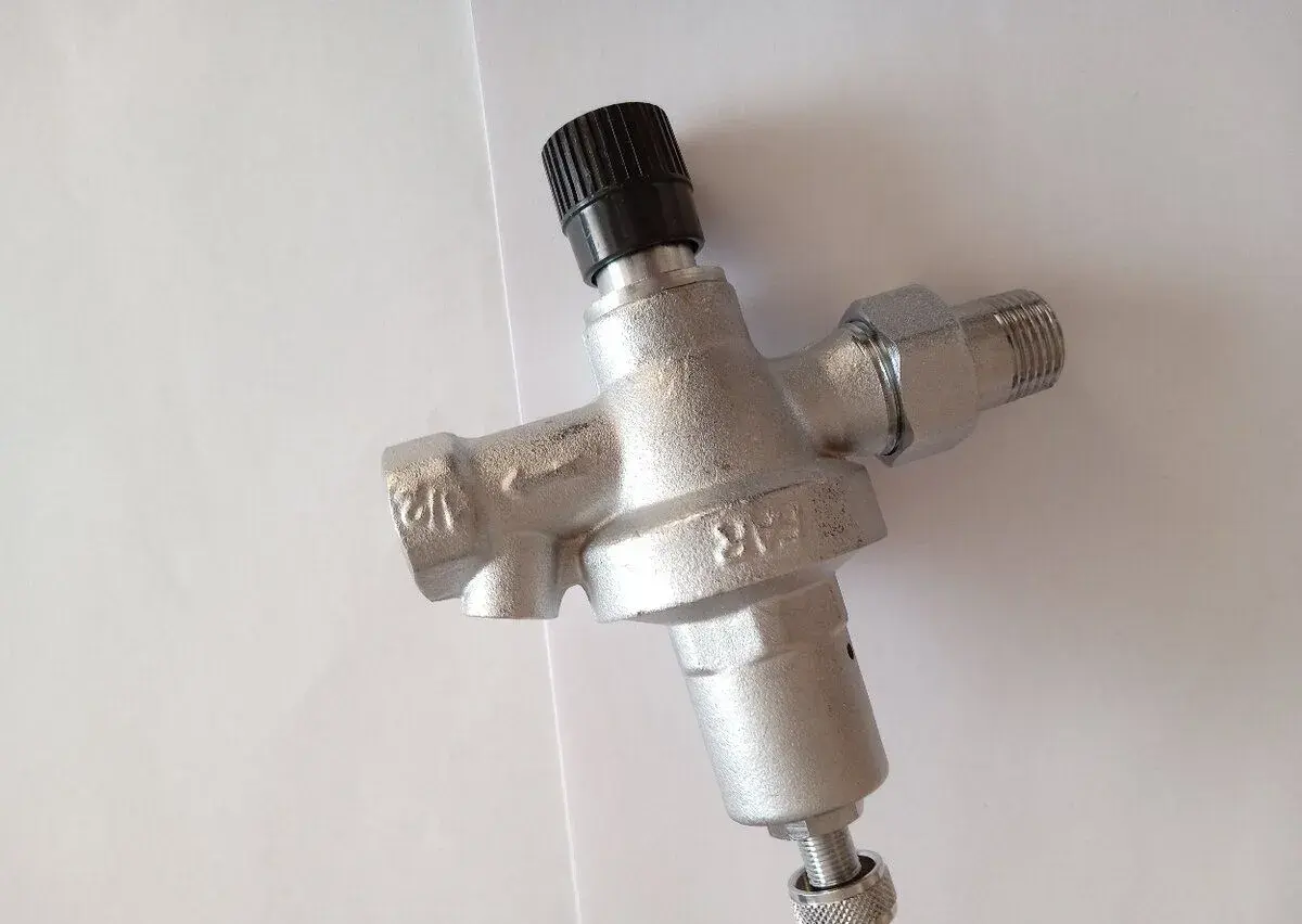 Pochrómovaná automatická plniaca jednotka pre u
