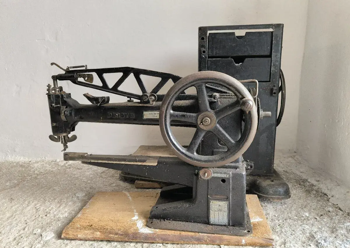 Starý šijací stroj Persy III 1949 (starožitnosť)
