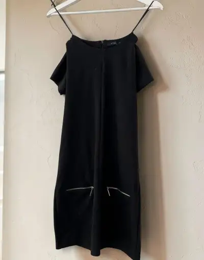 Čierne šaty Mohito Basic so zipsovými vreckami, XS