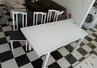Jedálenský stôl so stoličkami