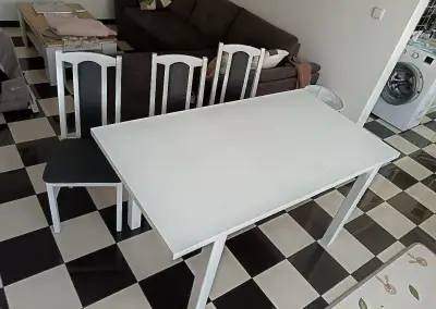Jedálenský stôl so stoličkami