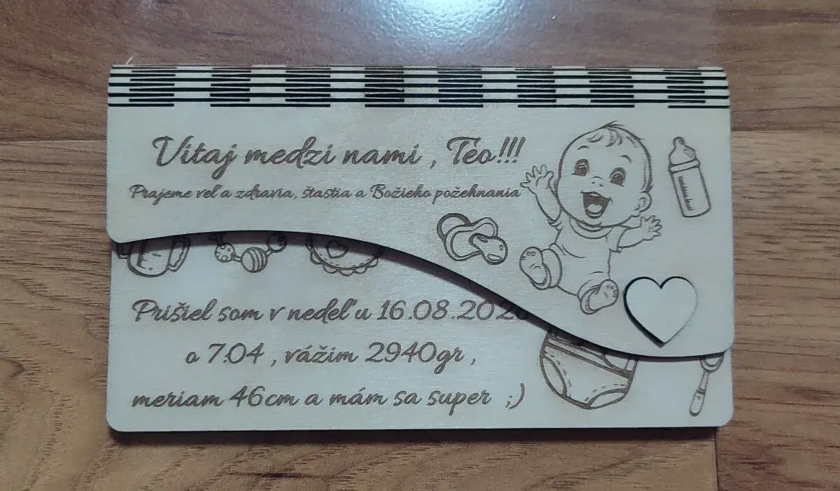 Drevená darčeková obálka k narodeniu dieťaťa peronalizovaná
