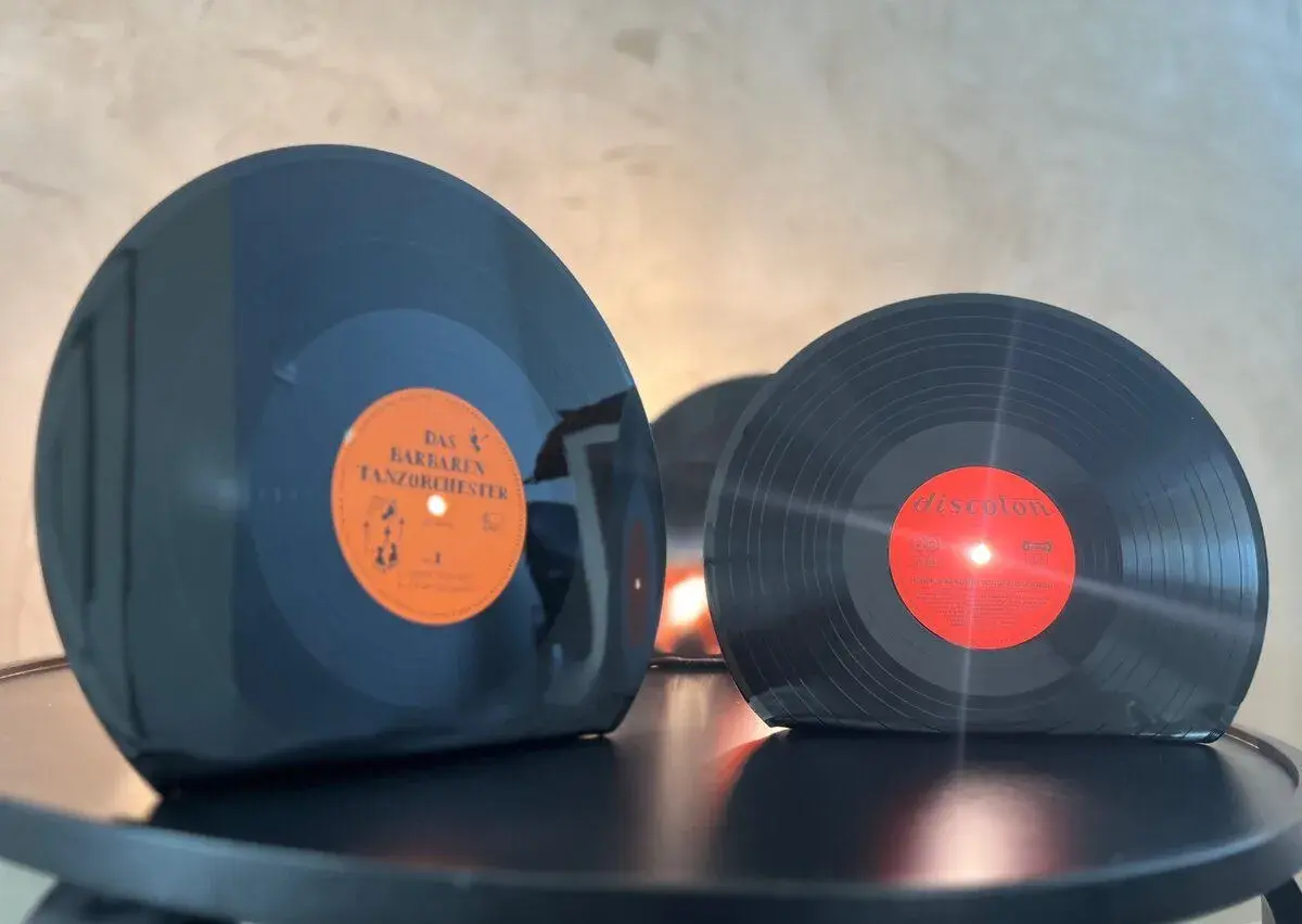 Vinylampa RetroSvit - stolná lampa so žiarovkou