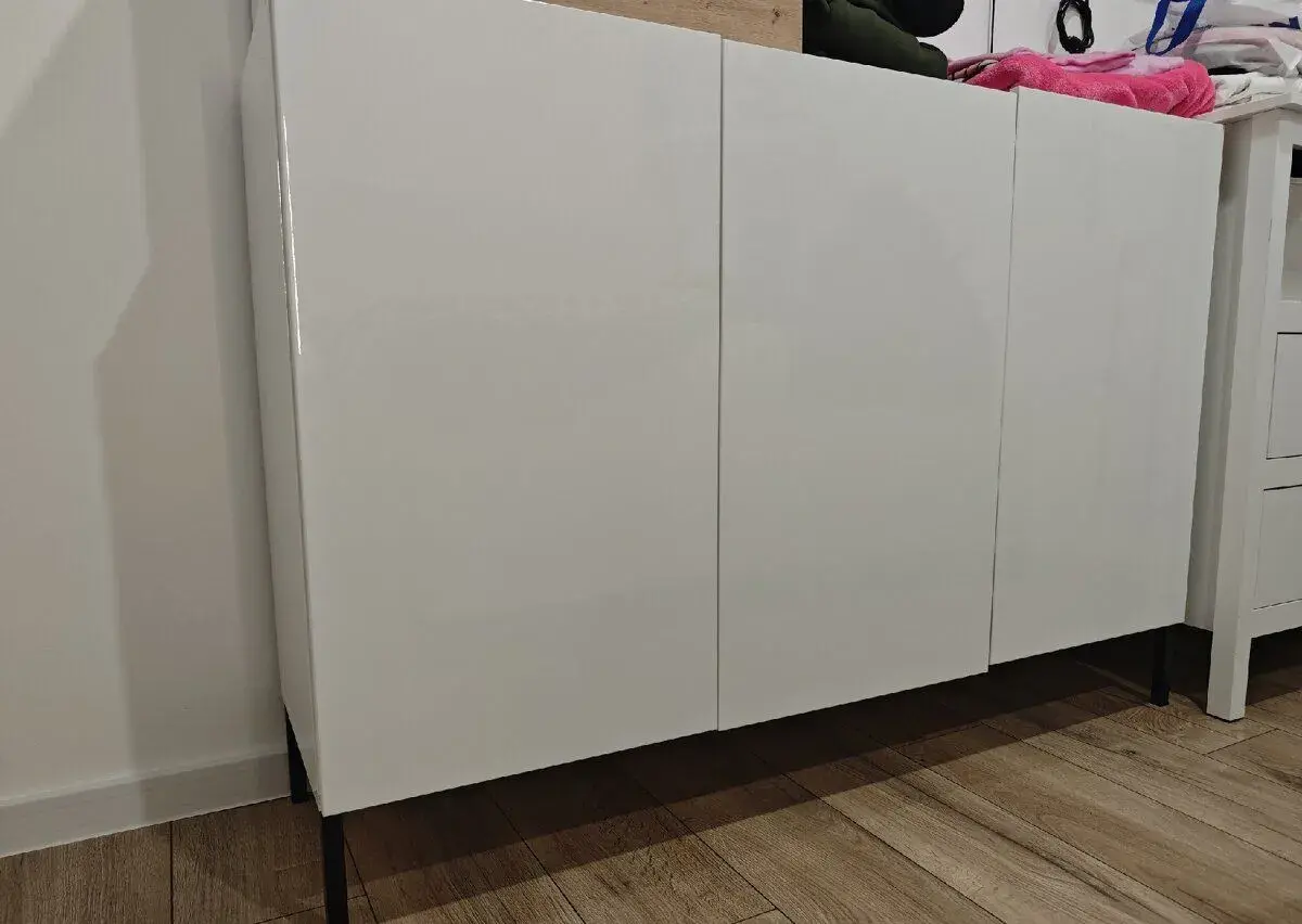 Biela lesklá komoda