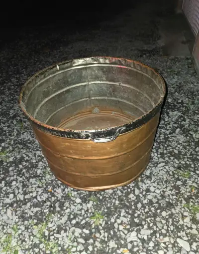 Masívny starožitný medený kotol / kadu.