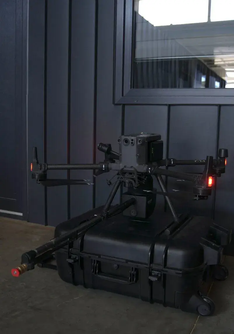 DJI Matrice 300 + zariadenie na čistenie fasád