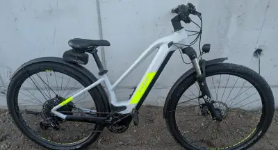 CUBE Damsky Elektrobicykel pneu 29 Velkost S