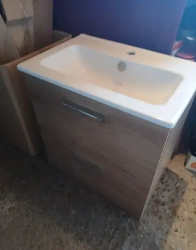 3 týždnové umyvadlo so skrinkou.