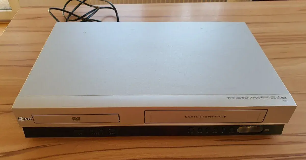 DVD/VHS combo prehrávač LG V280 strieborný
