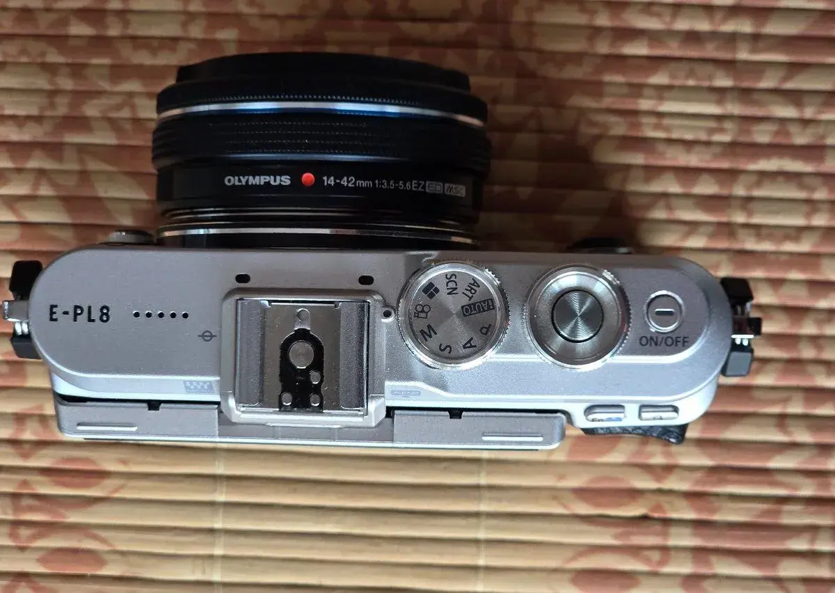 Olympus PEN E-PL8 s príslušenstvom a objektívmi