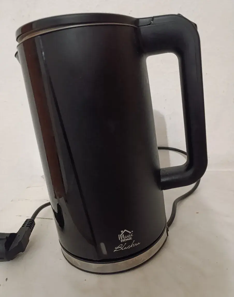 Málo používanú rýchlovarnú kanvicu 1,7 l