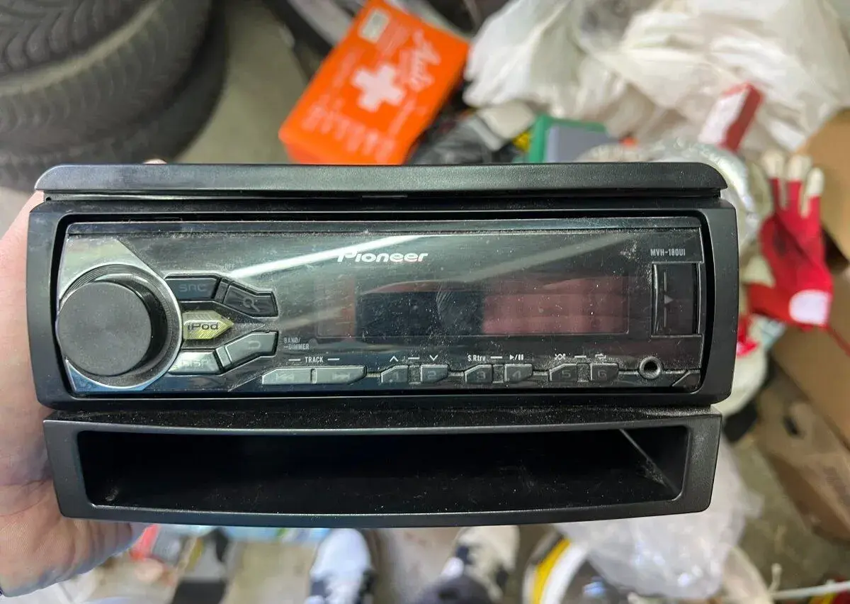 Pioneer MVH-180UB