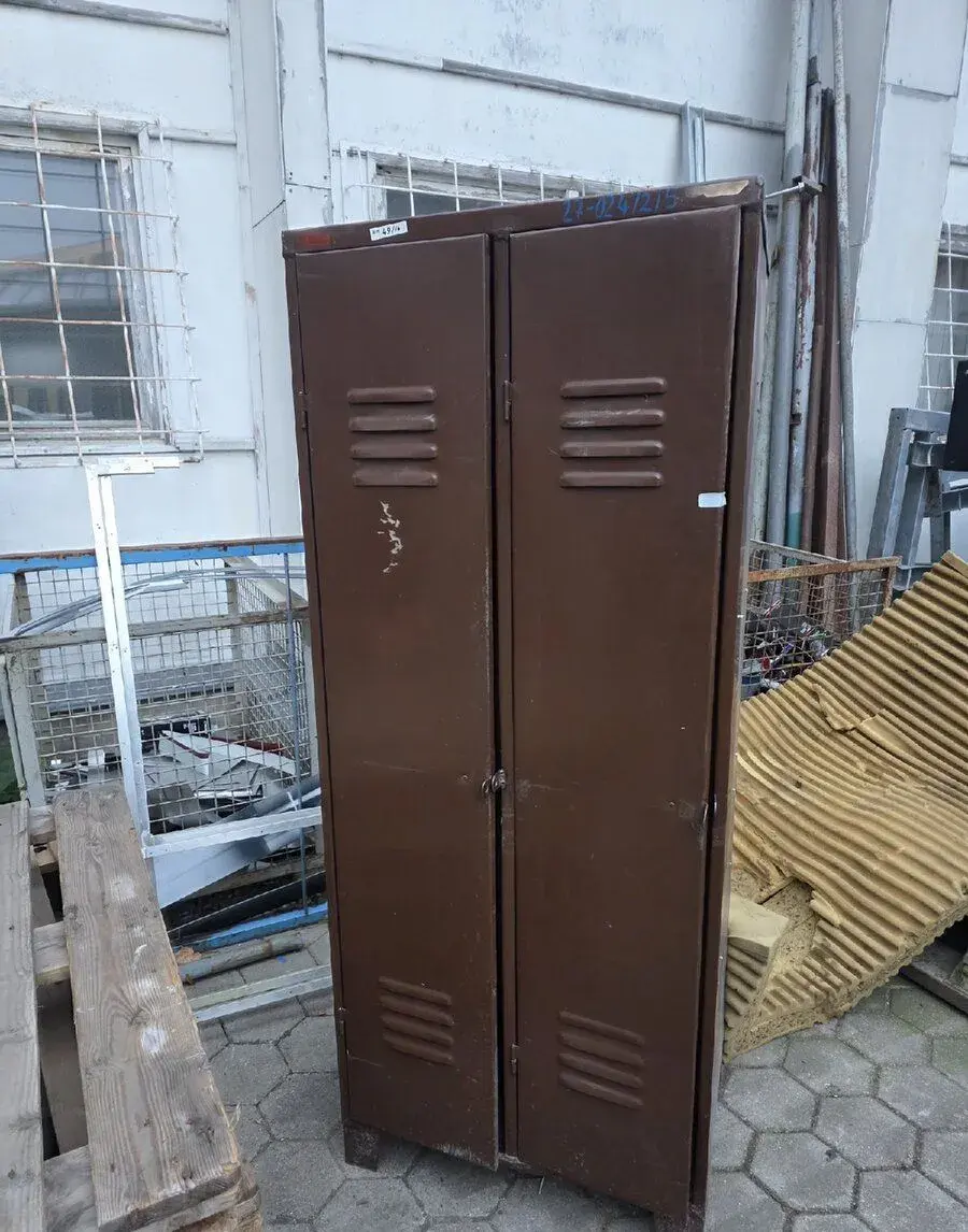 Kovovú dvojdverovú šatňovú skriňu