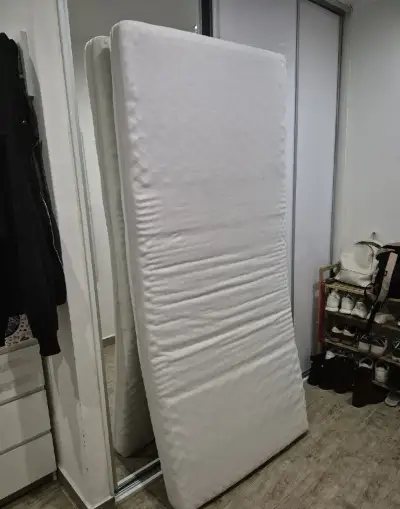 Penový matrac s rozmermi 90 × 200 cm. Cena: 35 €.