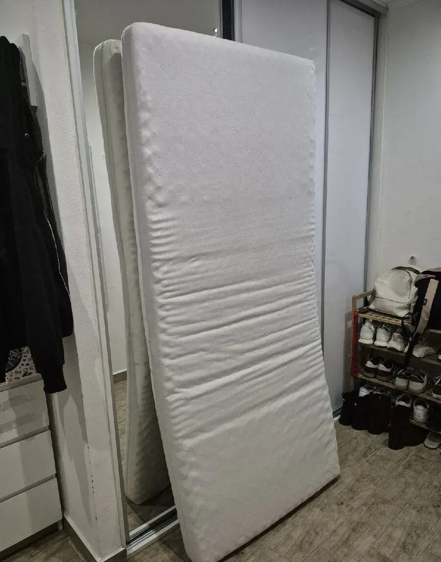 Penový matrac s rozmermi 90 × 200 cm. Cena: 35 €.