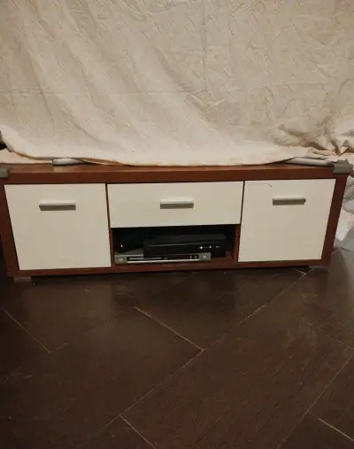 Skrinka pod TV