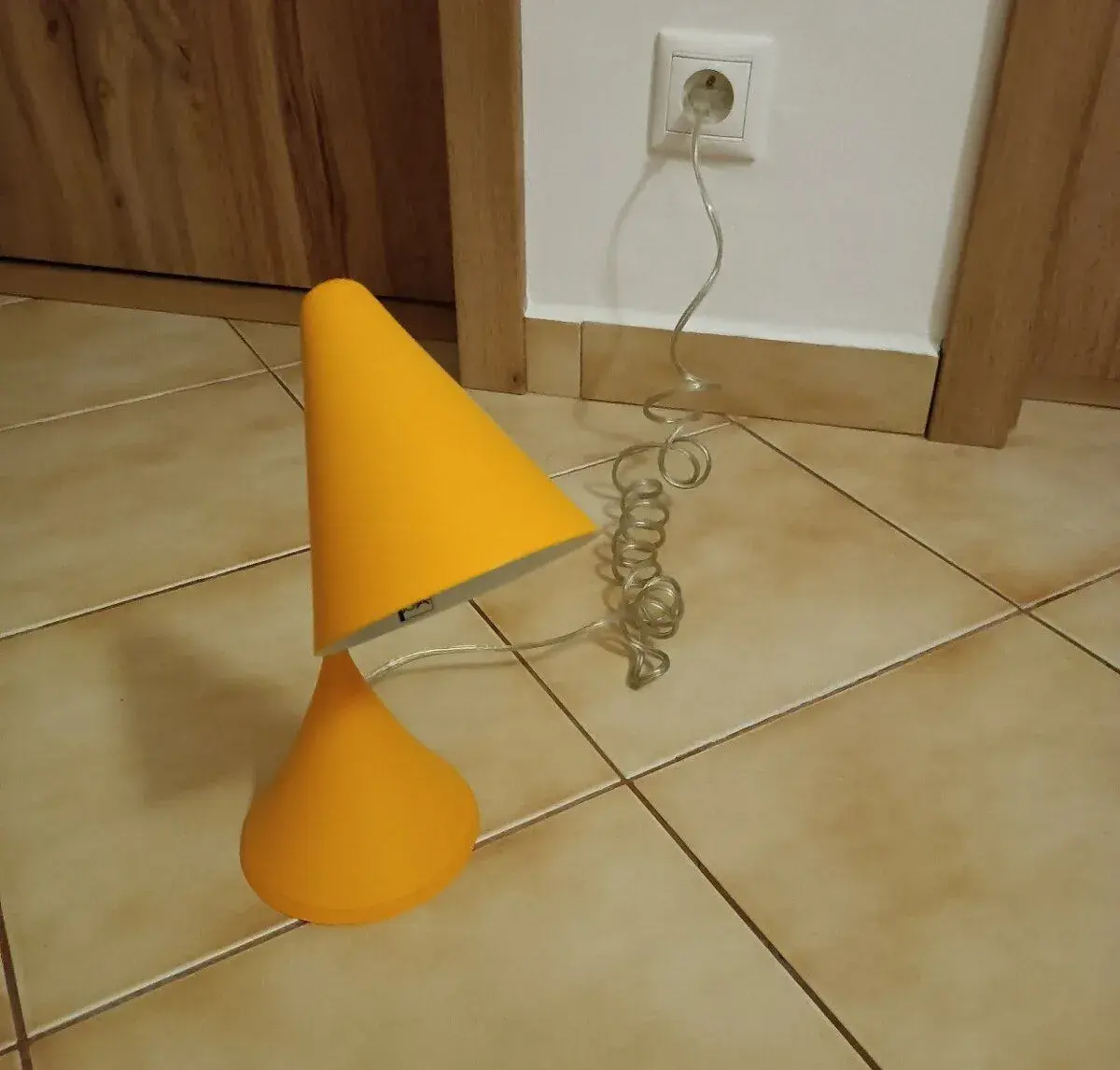 Takmer novú stolovú lampu v oranžovej farbe