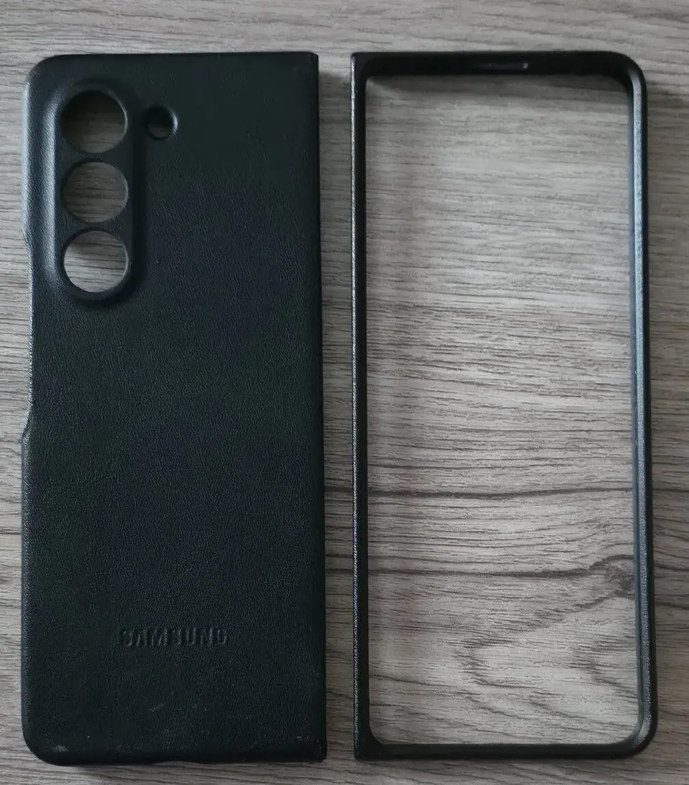 Na Samsung Z Fold5 originál zadný kryt z eko kože.