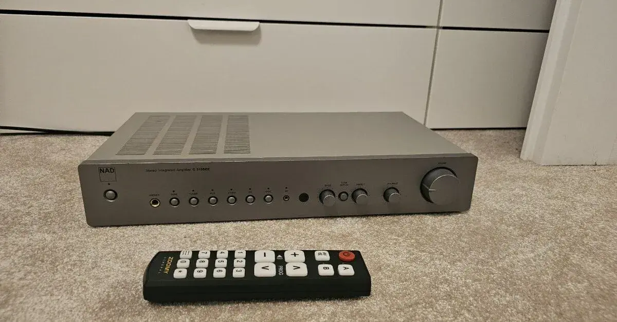 Nad C315 Bee strieborný zosilňovač