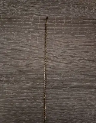 Jemný zlatý náramok nenosený