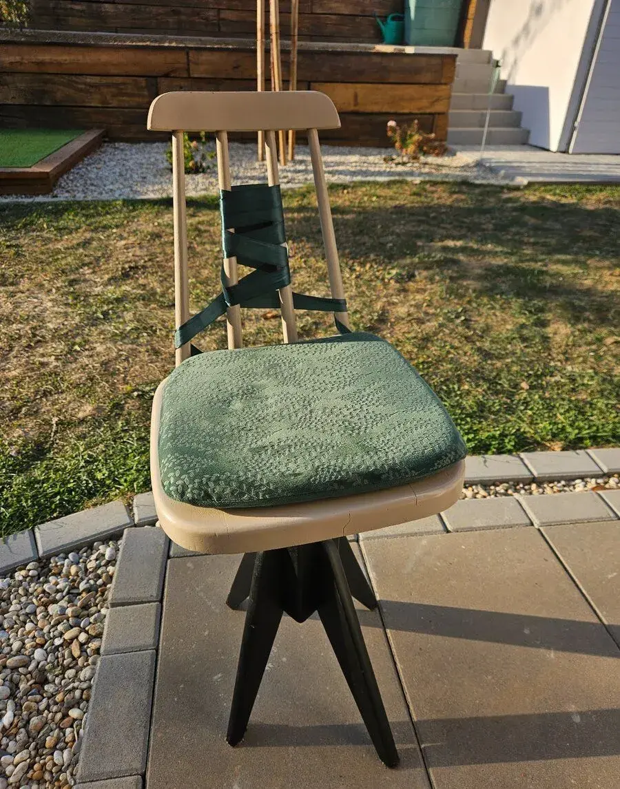 Retro otocna stolicka s operadlom