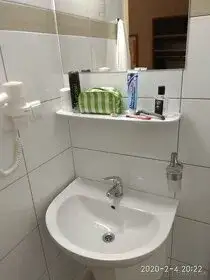 Polica keramická zn.LAUFEN do kúpeľne pod zrkadlo.