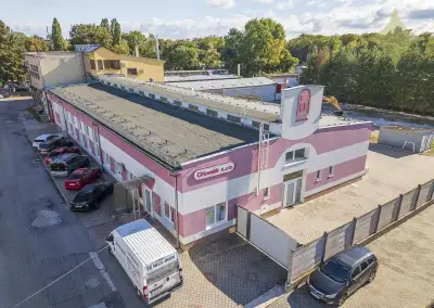 Na predaj výrobno-skladovacia hala s pozemkom 3 048 m² – Top