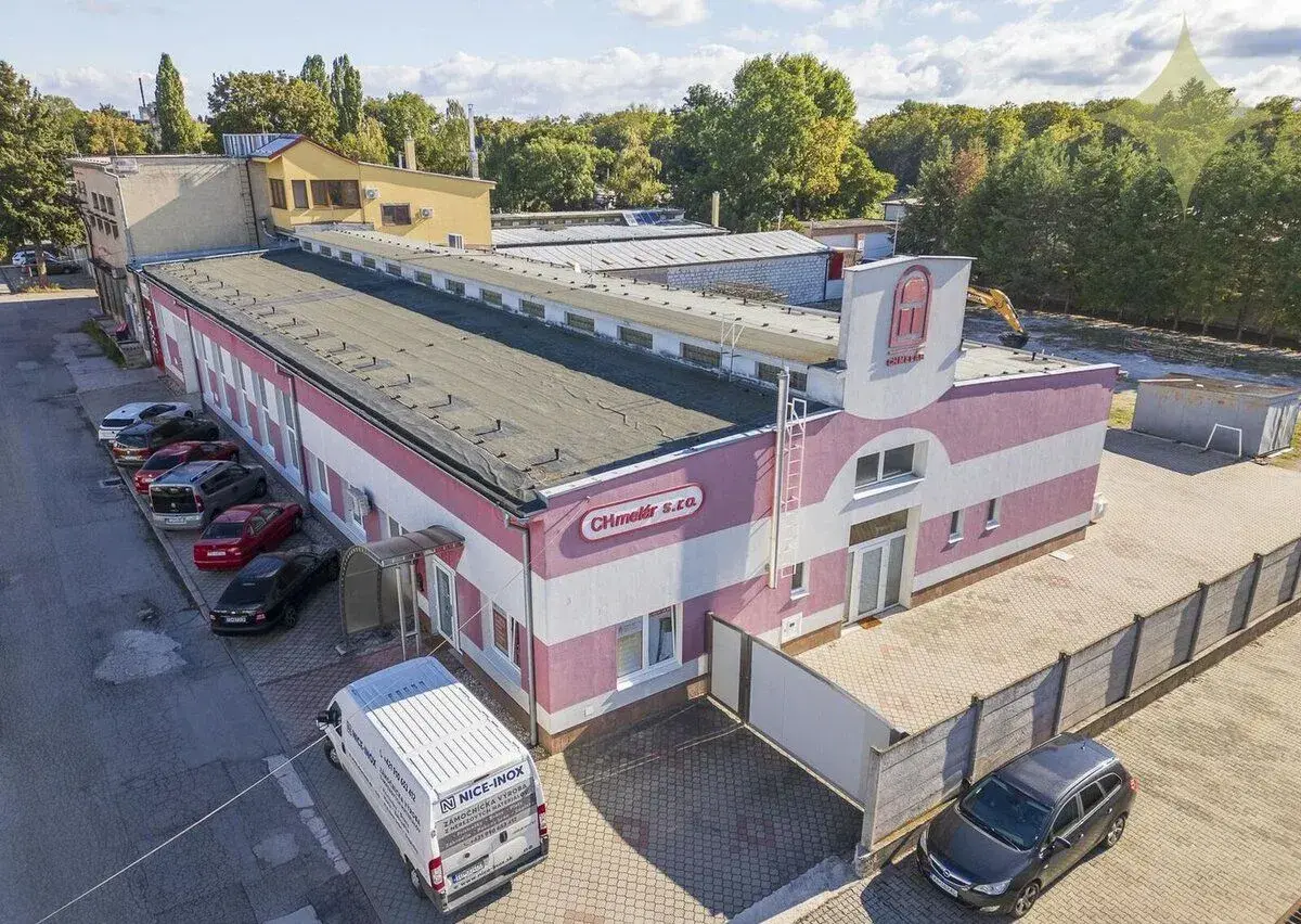Na predaj výrobno-skladovacia hala s pozemkom 3 048 m² – Top