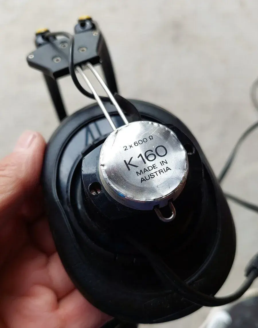 AKG K-160