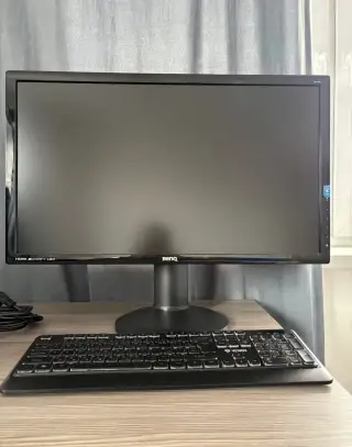 Monitor BenQ GW2765, klávesnica Yenkee 120 €