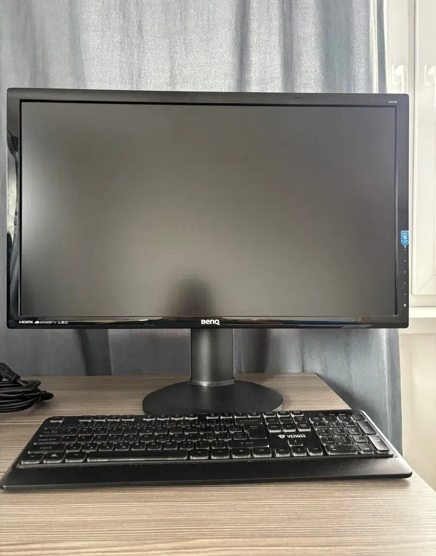 Monitor BenQ GW2765, klávesnica Yenkee 120 €