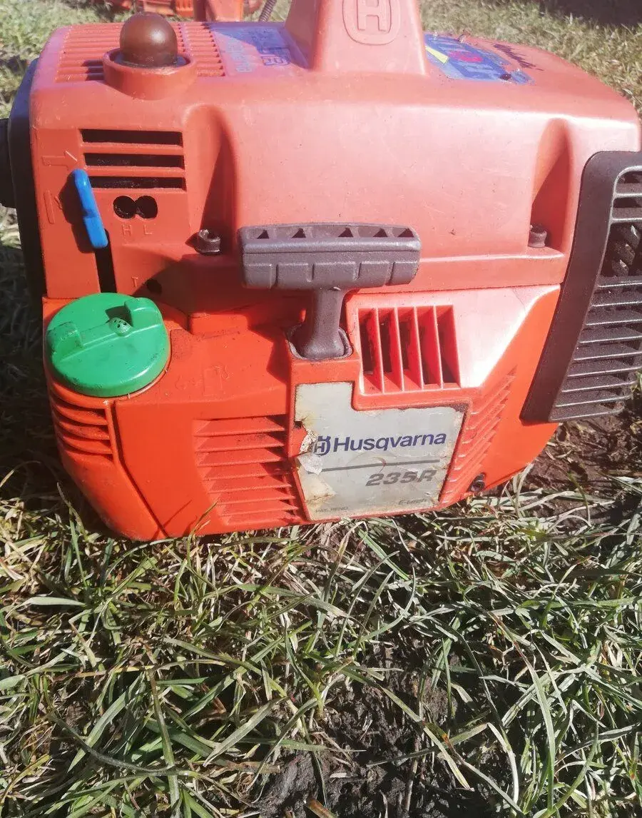 Krovinorez Husqvarna 235 r