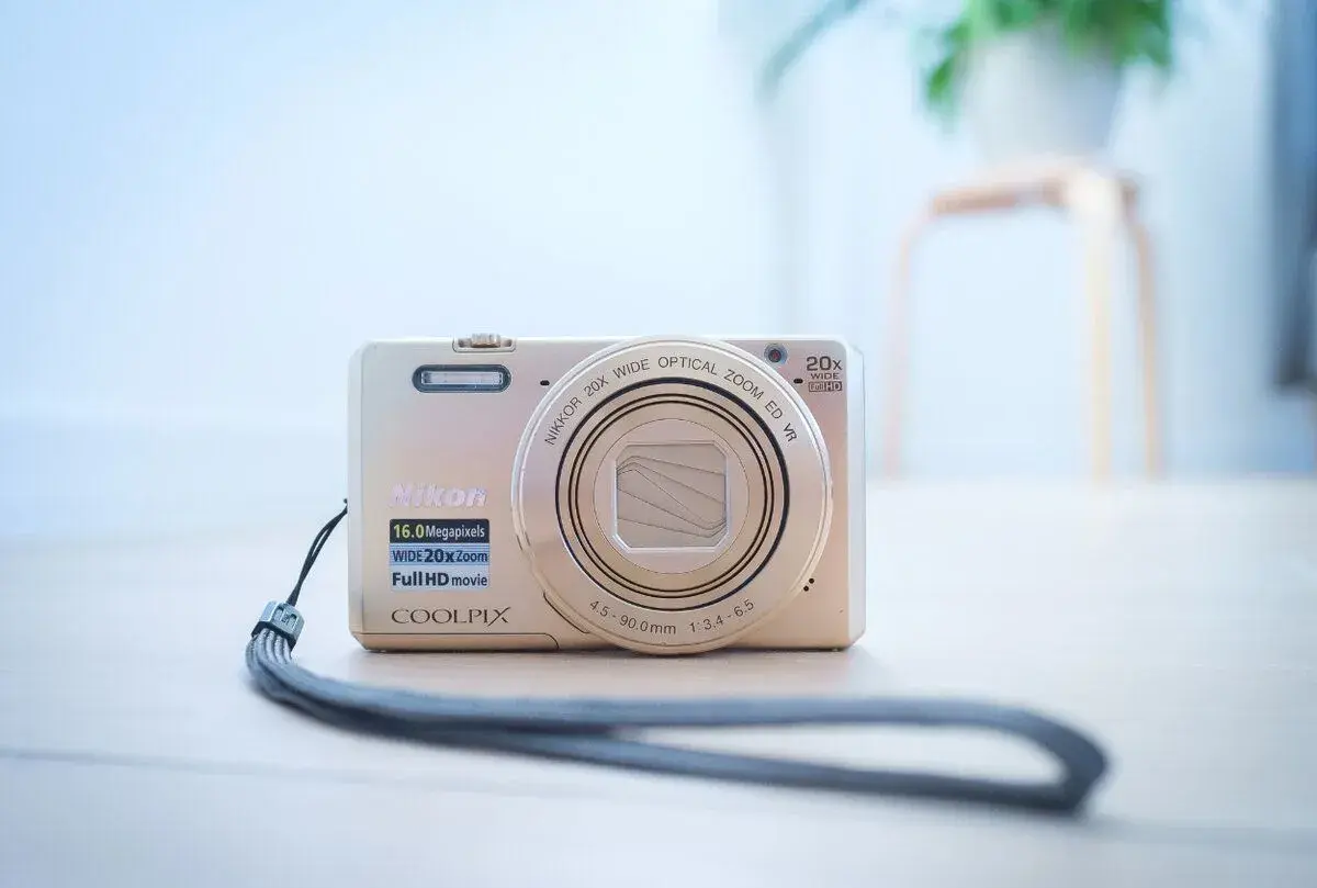 Zlatý Nikon Coolpix S7000 - štýlový kompakt