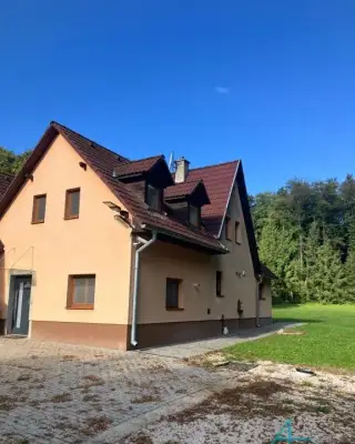 Sídlo - investičný objekt na cca hektárovom pozemku.